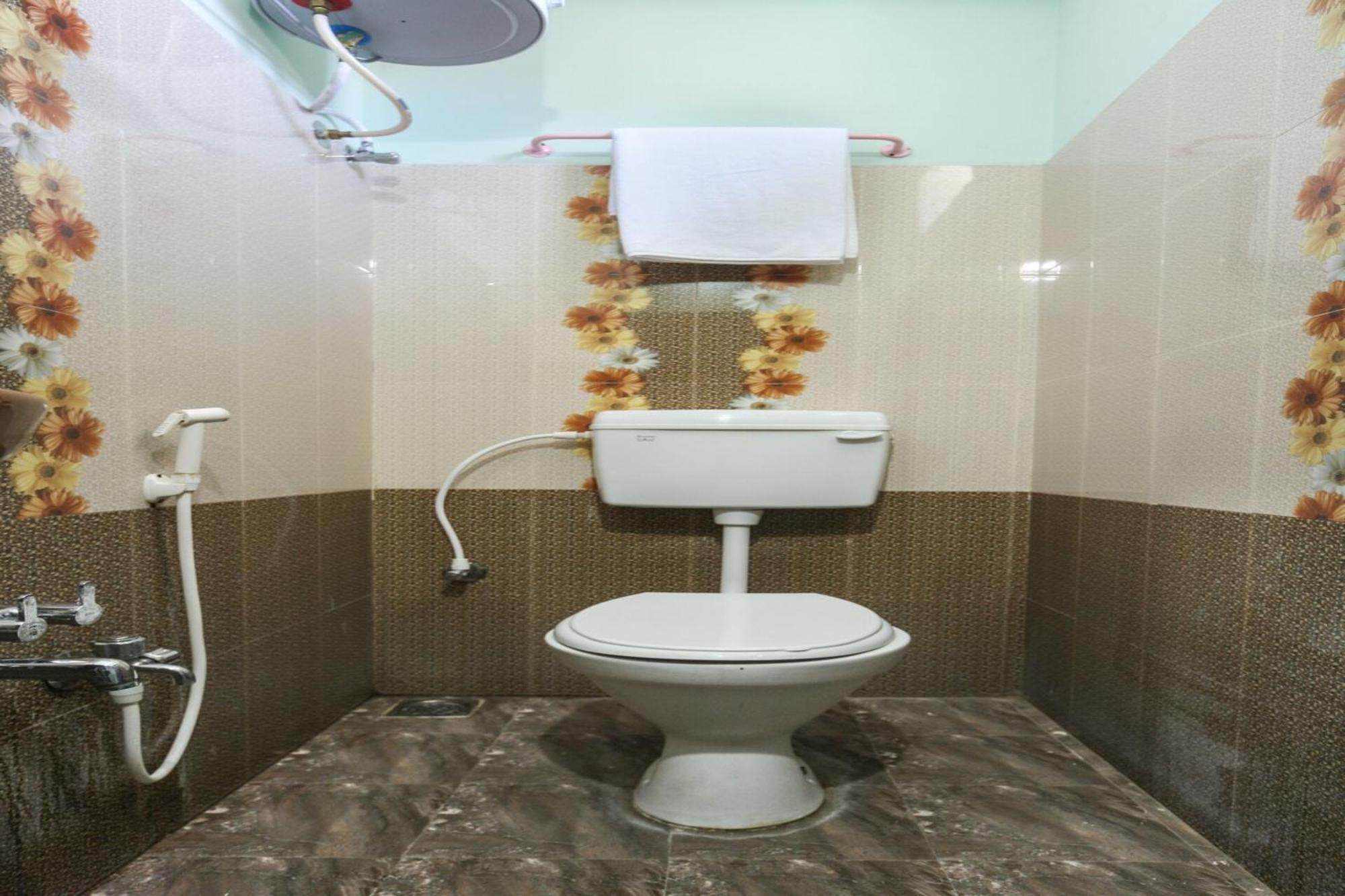 Oyo Modern Guest House Chennai Esterno foto